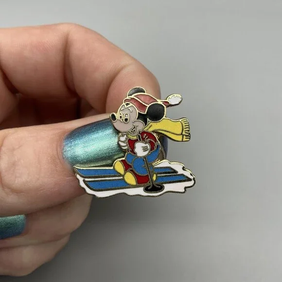 Vintage Walt Disney Productions Mickey Mouse Skiing Pin 27mm Enamel Multicolor - Picture 1 of 12